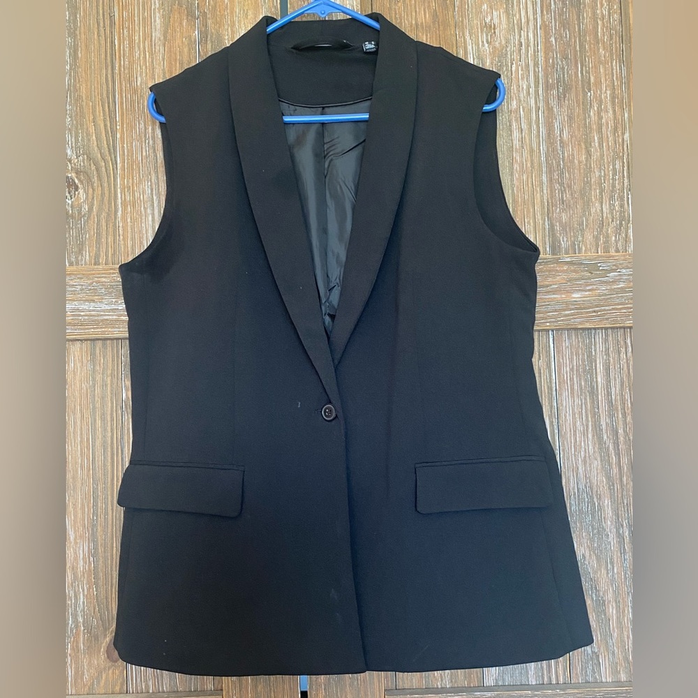 Black sleeveless vest size medium